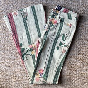 BDG Bohemian Flower Jeans🌻